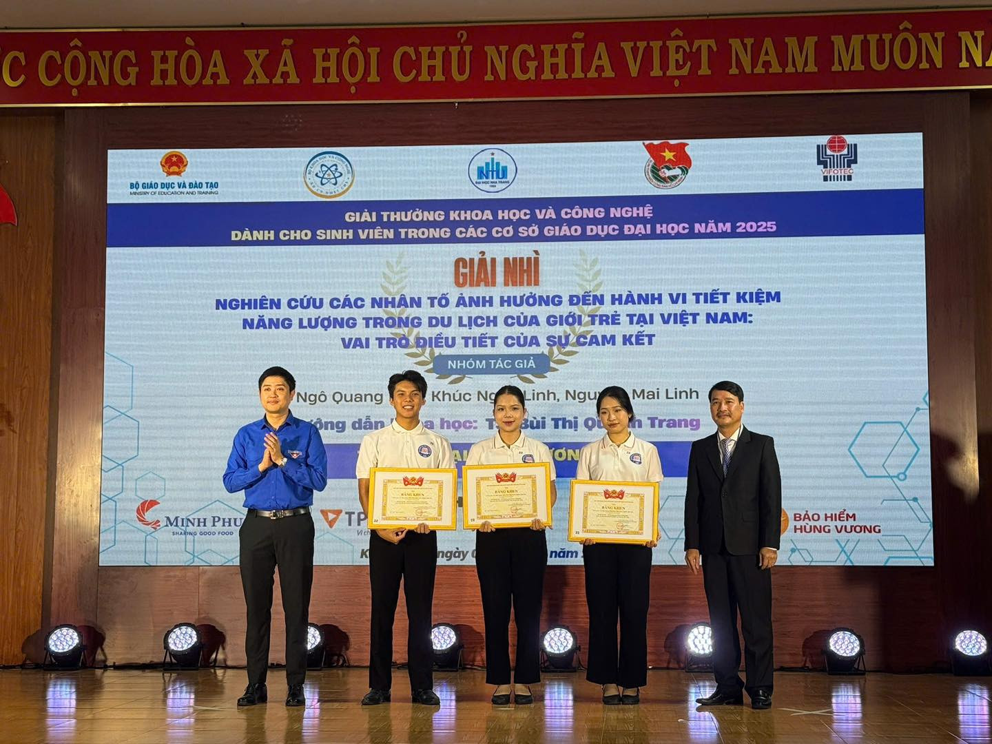 GIẢI THƯỞNG KHOA HỌC VÀ CÔNG NGHỆ DÀNH CHO SINH VIÊN