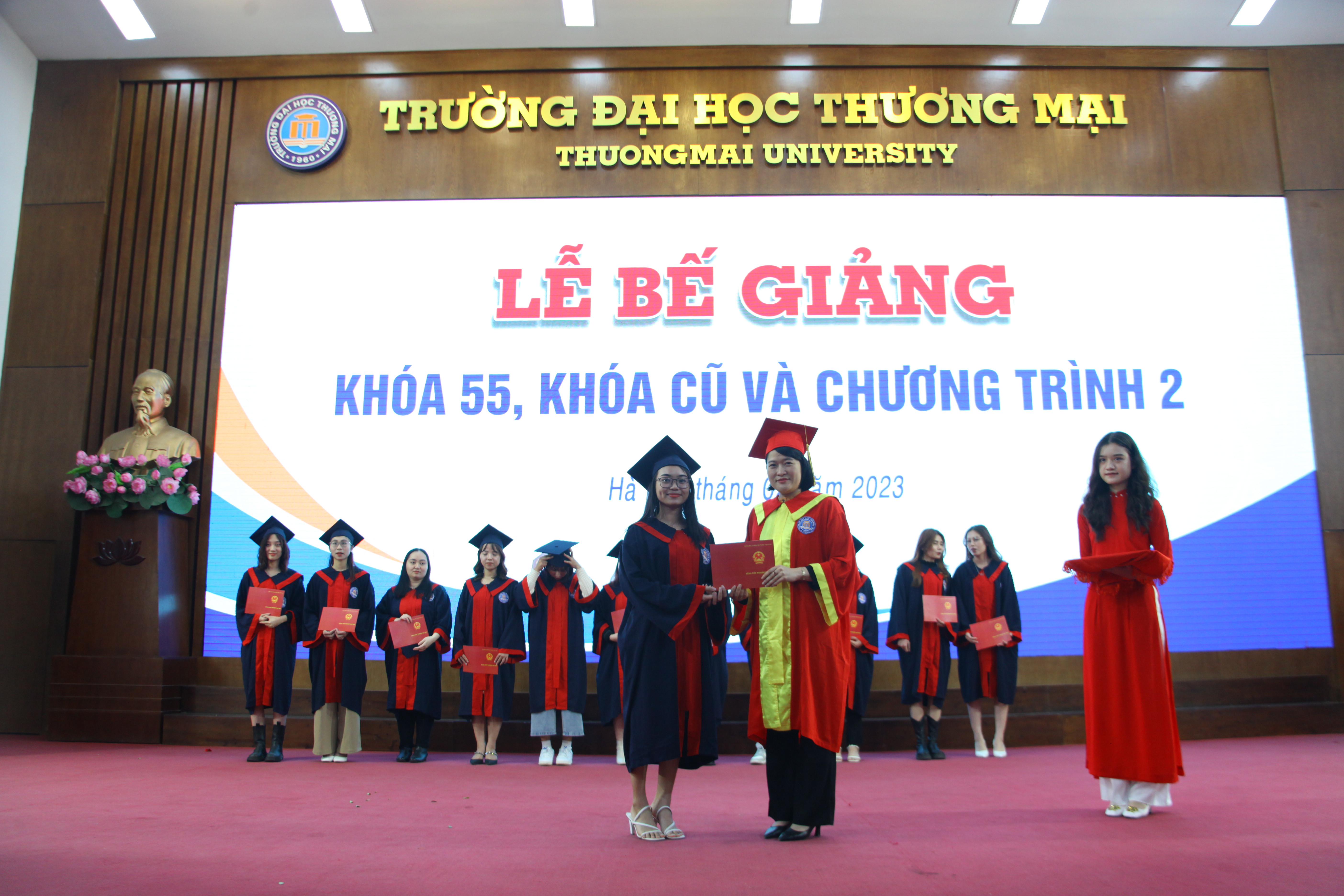 Lễ trao bằng tốt nghiệp cho sinh viên khóa 55 hệ Đại học chính quy tốt nghiệp đợt 1 và sinh viên khóa cũ