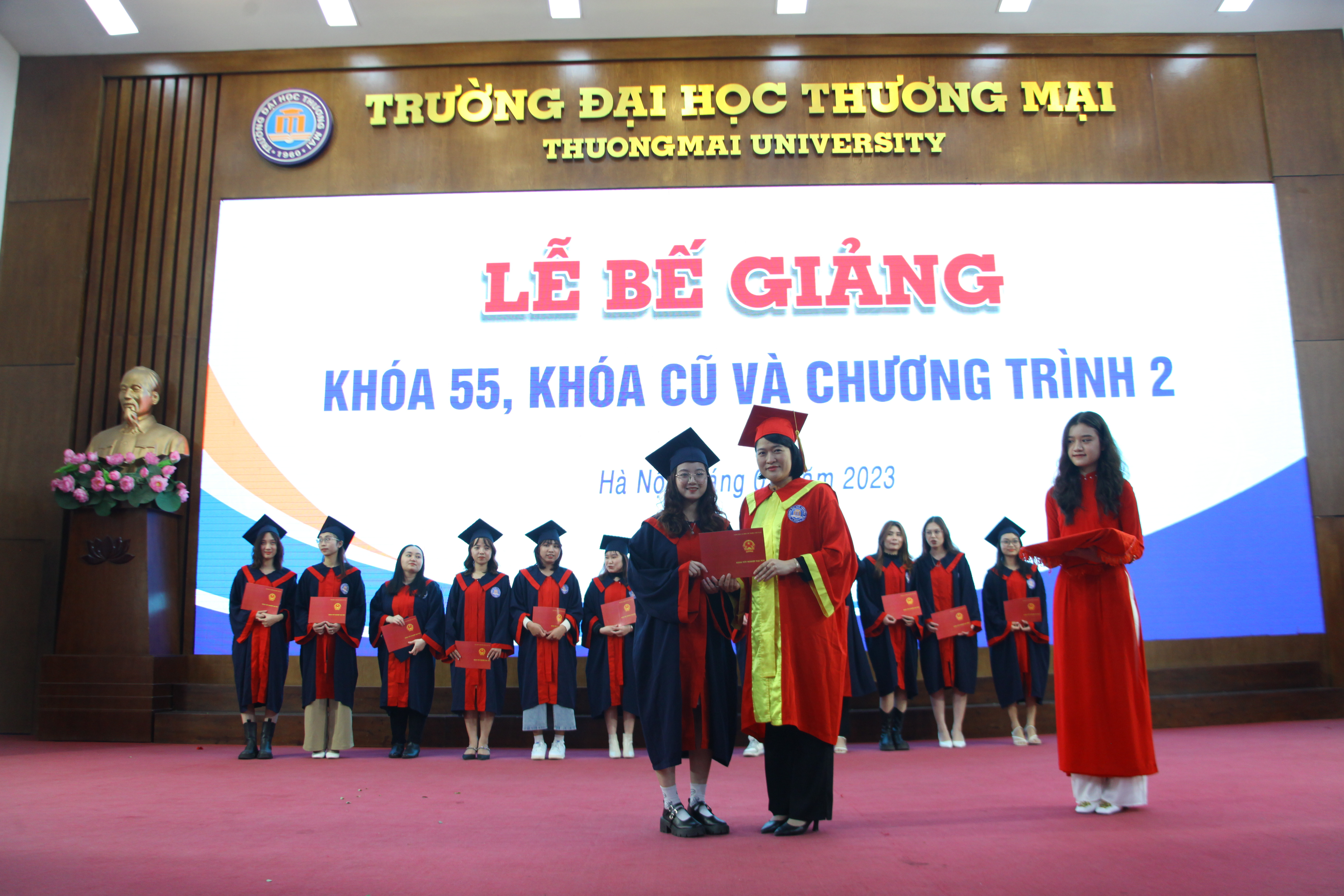 Lễ trao bằng tốt nghiệp cho sinh viên khóa 55 hệ Đại học chính quy tốt nghiệp đợt 1 và sinh viên khóa cũ