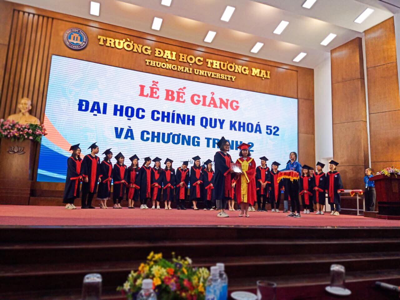 Lễ Bế giảng và Trao bằng tốt nghiệp cho sinh viên Đại học chính quy khóa 52 và Chương trình 2